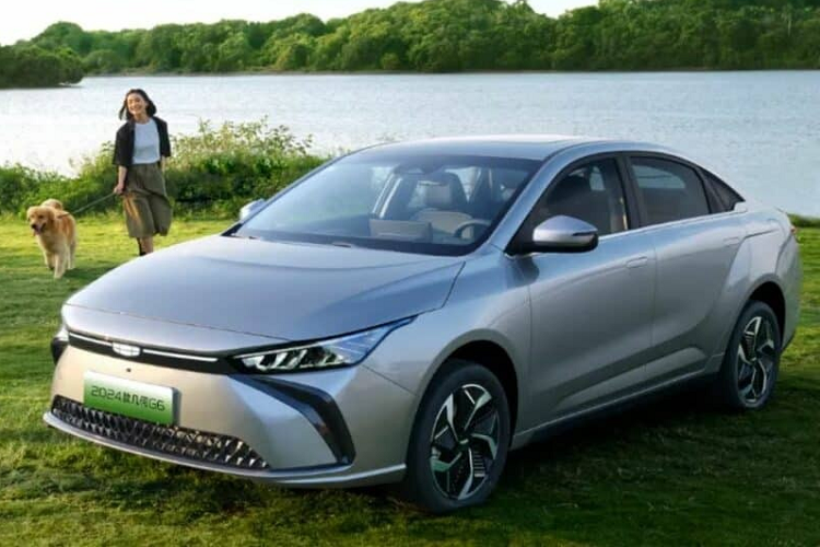 Khá thú vị là mẫu xe sedan điện Geometry G6 cũng đã được đăng ký bảo hộ kiểu dáng tại Việt Nam, chờ ngày ra mắt chính thức, nhưng ở tại thị trường Trung Quốc, chiếc xe này sắp được vén màn phiên bản nâng cấp giữa vòng đời dự kiến vào giữa tháng 9 này. Geometry G6 2024 nâng cấp sẽ có những thay đổi nhỏ về thiết kế. Mặt trước có lưới tản nhiệt khép kín như xe điện thuần túy và lỗ thông gió hình thang ở phần dưới.