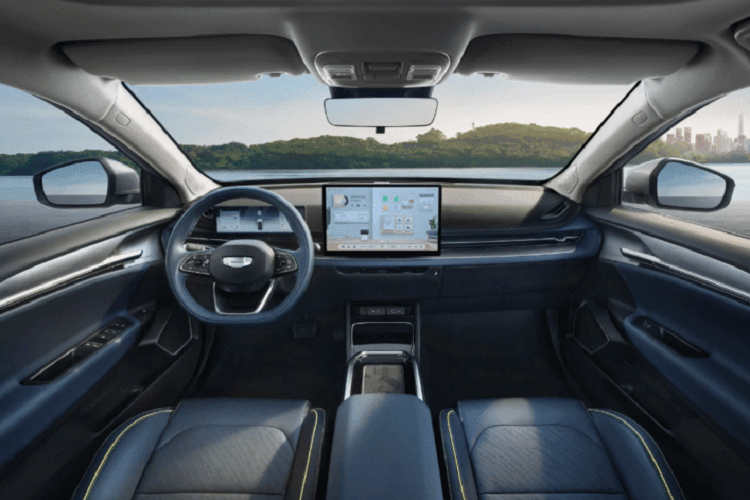 Logo trung tâm cũng có thể được thắp sáng. Được định vị là một chiếc sedan, Geometry G6 có kích thước bao gồm chiều dài, chiều rộng và chiều cao lần lượt là 4752/1804/1503 mm, chiều dài cơ sở 2.700 mm. Geometry G6 2024 chạy trên bộ mâm 17 inch và được trang bị tiêu chuẩn tay nắm cửa ẩn. Cuối cùng là việc xe có thiết kế phía sau vẫn không thay đổi.