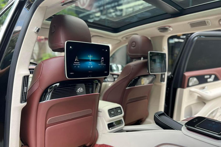 Trong khi đó, hàng ghế thương gia phía sau được trang bị 2 màn hình giải trí độc lập, bàn làm việc có cơ cấu gập thông minh cùng tủ lạnh mini. Hệ thống âm thanh Burmester high-end 3D đảm bảo mang đến những trải nghiệm giải trí chân thực và đỉnh cao nhất.