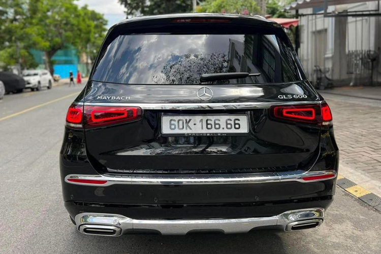 Phần thân xe đặc trưng với viền ô cửa sổ sử dụng vật liệu chrome mờ và chi tiết đáng giá nhất chính là biểu tượng Mercedes-Maybach nằm ở cột C gần cụm đèn hậu phía sau.Cụm đèn pha với thiết kế đẹp mắt như một cửa hàng đá quý thu nhỏ bên trong đi cùng những công nghệ chiếu sáng đỉnh cao của Mercedes-Benz.