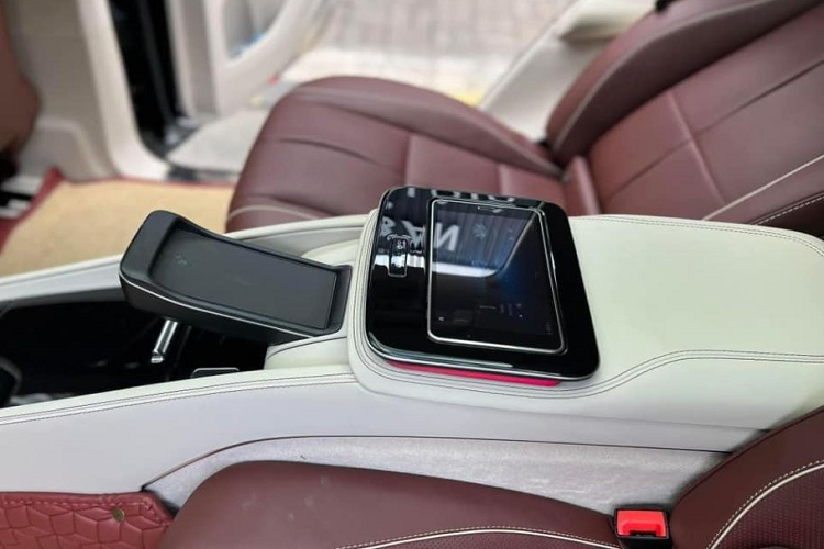 Mercedes-Maybach GLS 600 được trang bị động cơ xăng tăng áp kép V8 4.0L sản sinh công suất tối đa 558 mã lực và momen xoắn cực đại 730 Nm. Động cơ còn được hỗ trợ bởi hệ thống mild hybrid EQ Boost 48V giúp bổ sung thêm 22 mã lực và 250 Nm khi cần thiết.