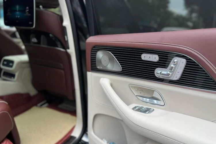 Phía sau vô-lăng bọc da kết hợp gỗ và nhôm đầy sang trọng là cụm đồng hồ điện tử 12,3 inch với khả năng tùy chỉnh giao diện hiện đại.