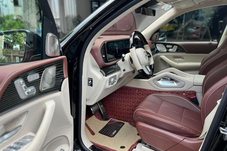 Mỗi cụm đèn trên GLS bao gồm 84 bóng đèn LED hiệu suất cao, tự động điều chỉnh thích ứng theo điều kiện giao thông và thời tiết. Xe được phát triển trên nền tảng khung gầm cỡ lớn của GLS, Mercedes-Maybach GLS mang đến một không gian nội thất cực kỳ rộng rãi với cấu hình 4 ghế ngồi với 2 ghế thương gia ở phía sau.