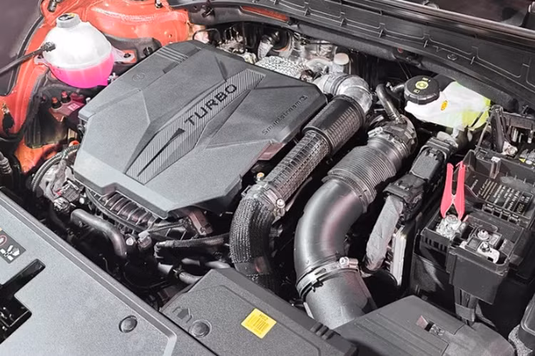 Hàng ghế giữa đi kèm rèm che nắng và cơ chế trượt 1 chạm để hành khách có thể dễ dàng ra/vào hàng ghế cuối. Tại thị trường Philippines, Hyundai SantaFe 2024 sẽ được phân phối với 2 tùy chọn động cơ. Thứ nhất là động cơ xăng Theta III với 4 xi-lanh, tăng áp, dung tích 2.5L, sản sinh công suất tối đa 281 mã lực và mô-men xoắn cực đại 422 Nm.