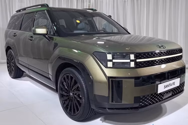 So với thị trường nội địa Hàn Quốc, ngoại hình của Hyundai SantaFe 2024 mới tại sự kiện ở Philippines không khác biệt gì. Xe vẫn mang dáng dấp vuông vức, khỏe khoắn, gợi nhiều liên tưởng đến Land Rover Defender.