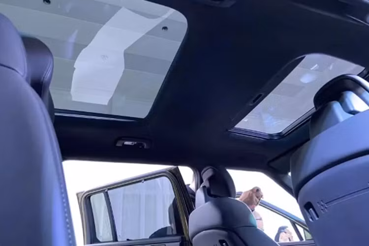 Một số điểm nổi bật khác bên trong khoang lái của Hyundai SantaFe 2024 ở thị trường Philippines gồm có: 2 sạc điện thoại không dây, điều hòa tự động đa vùng với cửa gió dành cho hàng ghế sau nằm trên trần xe, cửa sổ trời kép, ghế trước chỉnh điện và ghế lái Relaxation Seat.