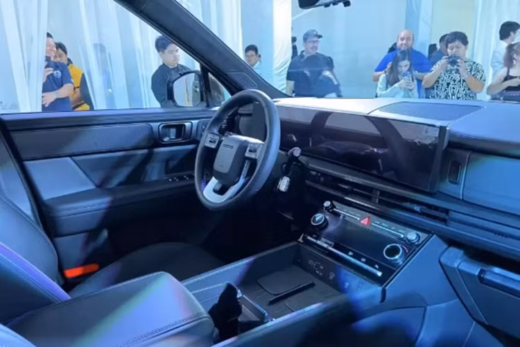 Về nội thất, chiếc xe được trưng bày tại sự kiện là bản 7 chỗ. Bên trong cabin của Hyundai SantaFe 2024 vẫn được thiết kế theo hơi hướng hiện đại, sang trọng, có đôi chút tối giản nhưng vẫn rất tinh tế. Xe được trang bị màn hình cong toàn cảnh, bao gồm cụm đồng hồ kỹ thuật số 12,3 inch và hệ thống thông tin giải trí 12,3 inch.