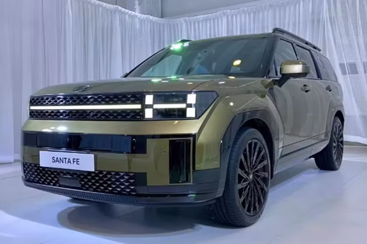 Mẫu xe SUV Hyundai SantaFe 2024 sở hữu kích thước dài x rộng x cao lần lượt là 4.830 x 1.900 x 1.720 mm (tùy cấu hình) và chiều dài cơ sở 2.815 mm. So với bản cũ, bộ khung trên lớn hơn 45 mm và cao hơn 20 mm, khoảng cách giữa 2 trục cũng vượt trội hơn 50 mm.