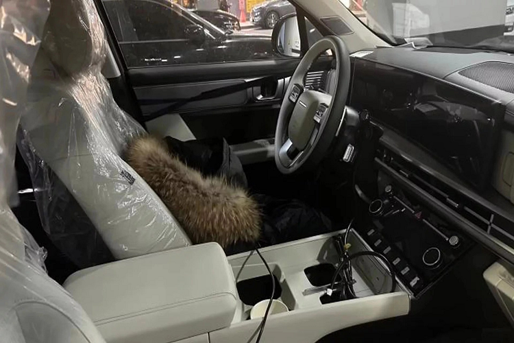 Khoang nội thất của Hyundai SantaFe 2024 được thiết kế sang trọng, hiện đại hơn, đặc biệt có vài nét tương đồng với Kona mới. Màn hình hiển thị thông tin người lái và màn hình thông tin giải trí đặt liền nhau trong cùng khung màn hình cỡ lớn, hơi cong và hướng về phía người lái.