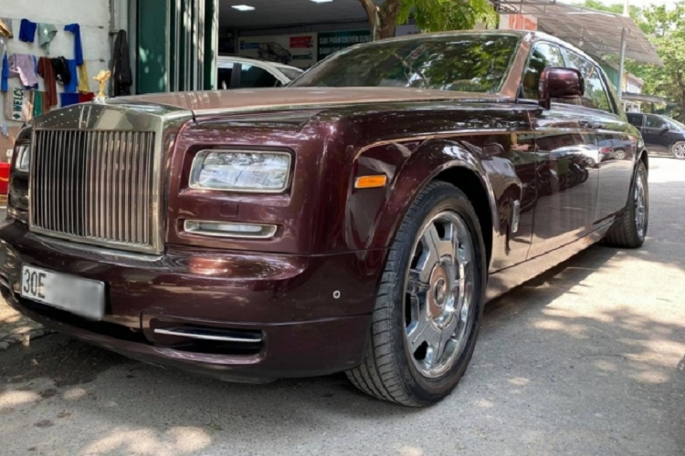 Hiện tại, chiếc xe Rolls-Royce Phantom Sacred Fire vẫn đang được trưng bày trong 1 showroom bán xe sang tại Hà Nội.