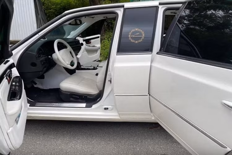 Daewoo Chairman sở hữu khối động cơ xăng 6 xy-lanh, dung tích 3.2L cho công suất 220 mã lực và mô-men xoắn cực đại 305 Nm, kết hợp với hộp số 4 cấp.