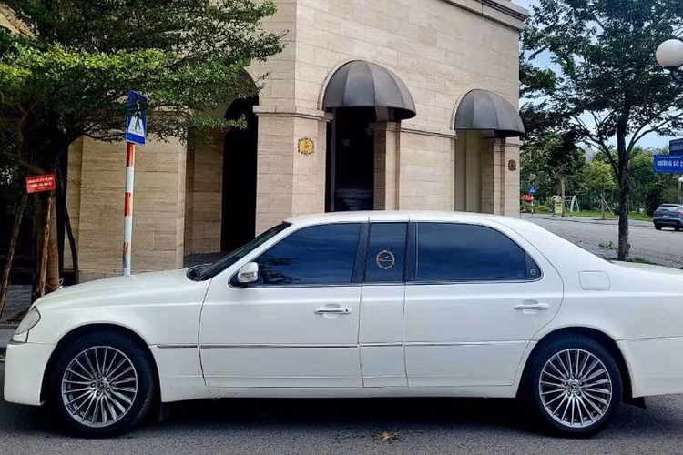 Chiếc Daewoo Chairman 2000 hàng hiếm trong bài sở hữu màu sơn ngoại thất trắng. Qua hình ảnh có thể thấy, tổng thể chếc xe trông vẫn còn “nuột”.