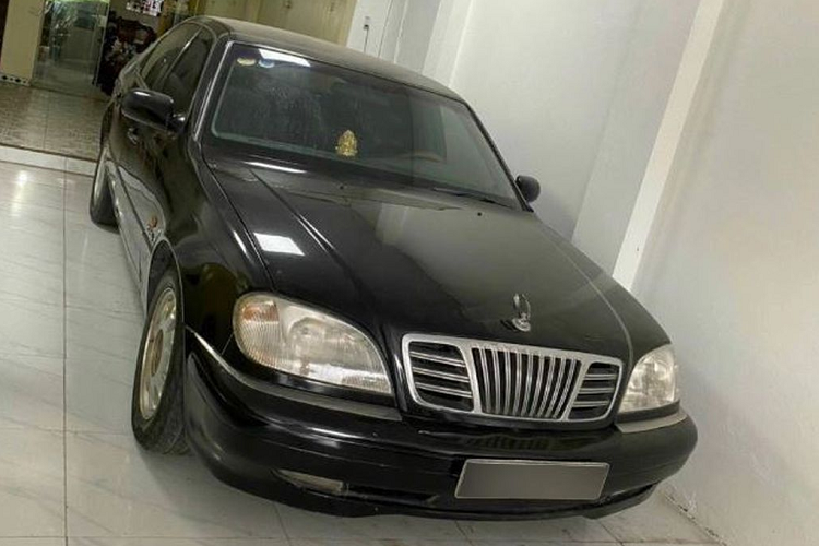 Một số chi tiết trên xe cũng đã được thay đổi như lưới tản nhiệt hay bộ mâm đa chấu của Mercedes-Benz. Bên trong cabin, nội thất của xe mang tông trắng chủ đạo và ở tình trạng tương đối ổn về mặt cảm quan.