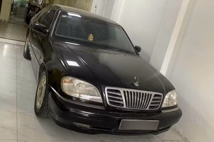 Một số chi tiết trên xe cũng đã được thay đổi như lưới tản nhiệt hay bộ mâm đa chấu của Mercedes-Benz. Bên trong cabin, nội thất của xe mang tông trắng chủ đạo và ở tình trạng tương đối ổn về mặt cảm quan.