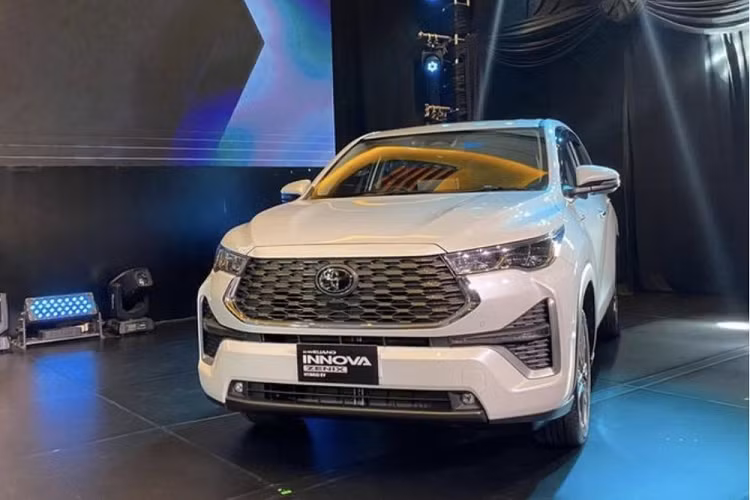 Mức giá dự kiến của mẫu MPV đến từ thương hiệu Nhật là từ 820 triệu đồng cho bản thấp nhất và khoảng hơn 1 tỷ đồng đối với bản cao cấp nhất. Tại Indonesia, Toyota Innova 2023 đang được phân phối với 5 phiên bản bao gồm 2.0G, 2.0G HV, 2.0V, 2.0V HV và 2.0Q HV.