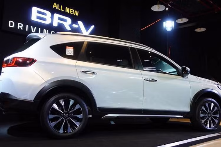 Tại Indonesia, Honda BR-V đang được mở bán với 5 phiên bản: M/T, E M/T, E CVT, Prestige CVT và Prestige CVT có Honda Sensing, tất cả đều mang cấu hình 7 chỗ.