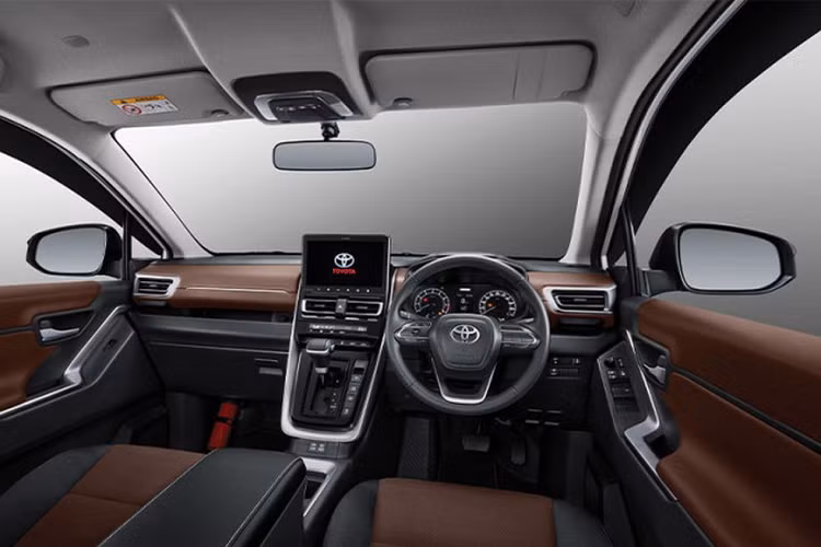 Nội thất Innova mới sở hữu thiết kế sang trọng và hiện đại, trang bị nhiều công nghệ cao cấp với màn hình đa thông tin 4,2 inch, màn hình cảm ứng trung tâm 9 inch, phanh tay điện tử, tính năng tự động giữ phanh tạm thời và khởi động nút bấm.