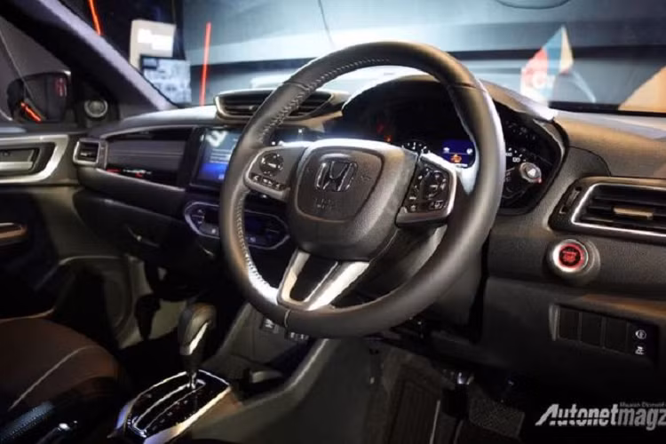 Thiết kế của Honda BR-V thế hệ mới được đánh giá là thời trang và cuốn hút hơn hẳn so với thế hệ đầu tiên. Về ngoại thất, Honda BR-V sở hữu phong cách thiết kế cứng cáp, nam tính. Xe được trang bị èn pha LED hoàn toàn tự động thích ứng, lưới tản nhiệt cỡ lớn. Mẫu MPV này sở hữu la-zăng 17 inch, đèn hậu dạng LED dạng nổi.