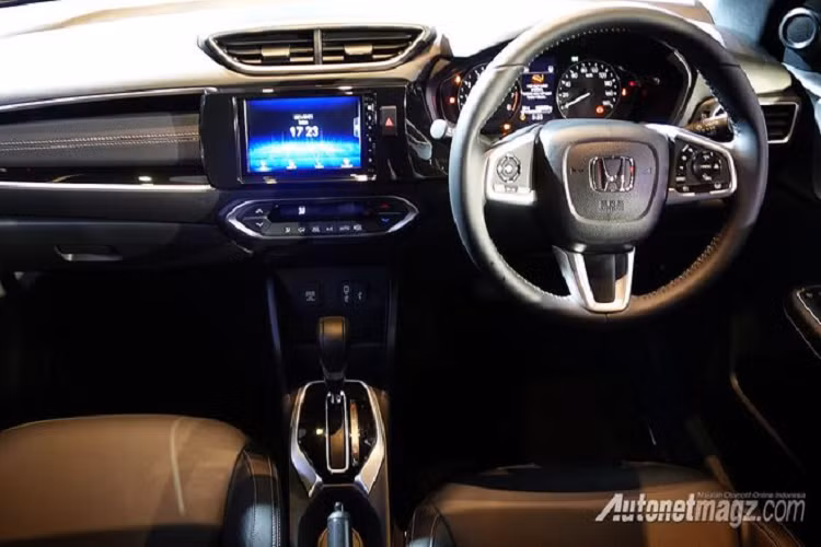 Bên trong khoang cabin, Honda BR-V 2023 có thiết kế khá giống CR-V với màn hình 7 inch ở trung tâm. Xe được bố trí 3 hàng ghế với 7 chỗ ngồi nhưng hàng ghế cuối chỉ dành cho trẻ em.