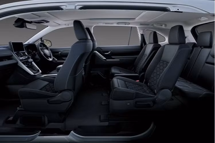 Toyota Innova 2023 tại Indonesia được cung cấp 2 tuỳ chọn động cơ. Thứ nhất là động cơ xăng Dynamic Force 4 xi-lanh, dung tích 2.0L, sản sinh công suất tối đa 174 mã lực tại tua máy 6.600 vòng/phút và mô-men xoắn cực đại 205 Nm tại dải tua máy 4.500 - 9.000 vòng/phút.