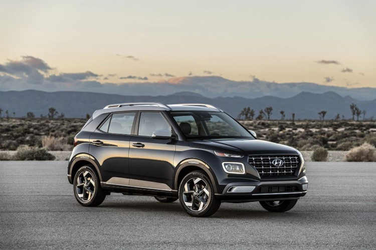 Tùy vào loại động cơ, xe sẽ dùng hộp số sàn 5 cấp, hộp số sàn 6 cấp, hộp số sàn không chân côn iMT 6 cấp hoặc hộp số tự động ly hợp kép 7 cấp. Đi kèm với đó là 3 chế độ lái Normal, Eco và Sport, chọn qua núm xoay trên cụm điều khiển trung tâm.