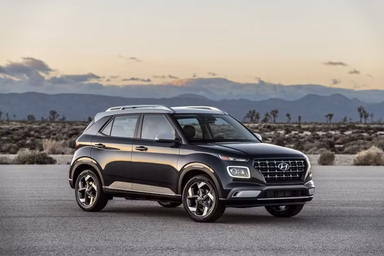 Tùy vào loại động cơ, xe sẽ dùng hộp số sàn 5 cấp, hộp số sàn 6 cấp, hộp số sàn không chân côn iMT 6 cấp hoặc hộp số tự động ly hợp kép 7 cấp. Đi kèm với đó là 3 chế độ lái Normal, Eco và Sport, chọn qua núm xoay trên cụm điều khiển trung tâm.