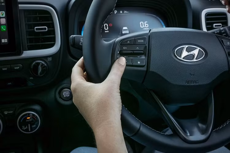 Được nâng cấp tại thị trường Ấn Độ vào hồi tháng 6/2022, Hyundai Venue sở hữu ngoại hình như phiên bản thu nhỏ của Creta và Tucson. Điều này không có gì lạ vì xe cũng được áp dụng triết lý thiết kế Sensuous Sportiness của hãng Hyundai.