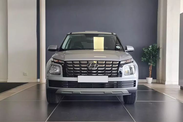 Đến nay, mẫu SUV hạng A bí ẩn mà Hyundai sắp giới thiệu tại Việt Nam lại được cho là Venue. Theo một số nguồn tin, xe sẽ chính thức trình làng vào ngày 16/12 tới đây. So với Exter, Hyundai Venue 2024 mới có kích thước lớn hơn.