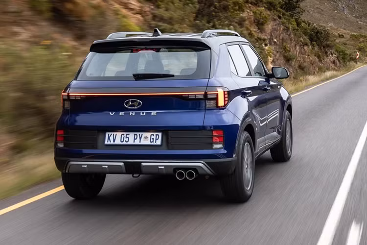 Tùy vào loại động cơ, xe sẽ dùng hộp số sàn 5 cấp, hộp số sàn 6 cấp, hộp số sàn không chân côn iMT 6 cấp hoặc hộp số tự động ly hợp kép 7 cấp. Đi kèm với đó là 3 chế độ lái Normal, Eco và Sport, chọn qua núm xoay trên cụm điều khiển trung tâm.