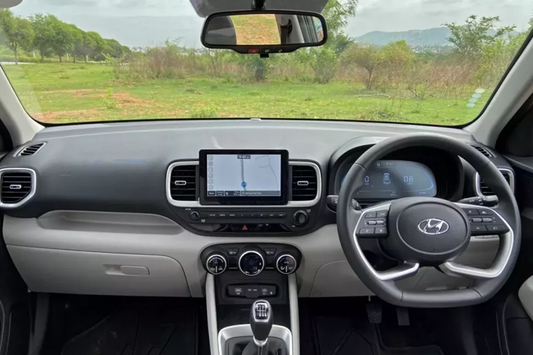 Cụ thể, mẫu xe này ở các thị trường ngoài Ấn Độ sở hữu kích thước dài x rộng x cao lần lượt là 4.041 x 1.770 x 1.617 mm và chiều dài cơ sở 2.500 mm. Với kích thước này, Hyundai Venue sẽ là đối thủ cạnh tranh của Kia Sonet và Toyota Raize khi bán ở Việt Nam.