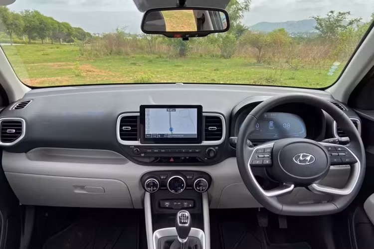 Cụ thể, mẫu xe này ở các thị trường ngoài Ấn Độ sở hữu kích thước dài x rộng x cao lần lượt là 4.041 x 1.770 x 1.617 mm và chiều dài cơ sở 2.500 mm. Với kích thước này, Hyundai Venue sẽ là đối thủ cạnh tranh của Kia Sonet và Toyota Raize khi bán ở Việt Nam.