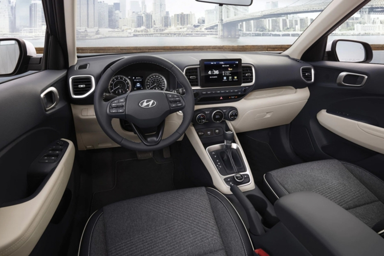 Điểm nhấn của mẫu SUV hạng A này nằm ở lưới tản nhiệt mạ crôm cỡ lớn trên đầu xe cùng cụm đèn 2 tầng với đèn sương mù, đèn xi nhan nằm phía trên và đèn pha bên dưới. Cụm đèn pha được bao quanh bằng đèn LED định vị ban ngày.