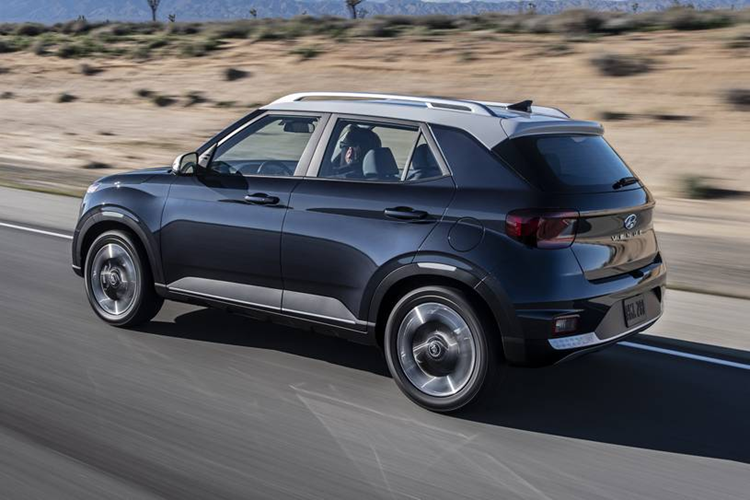 Hiện chưa rõ Hyundai Venue tại Việt Nam sẽ dùng động cơ nào. Trong khi đó, ở Ấn Độ, xe có đến 3 tùy chọn động cơ. Đầu tiên là động cơ xăng Kappa T-GDI tăng áp, phun xăng trực tiếp, dung tích 1.0L, sản sinh công suất tối đa 118 mã lực và mô-men xoắn cực đại 172 Nm.