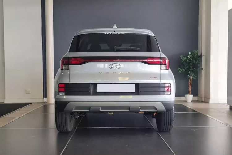 Những chi tiết thiết kế đáng chú ý khác của xe bao gồm hốc gió trung tâm rộng, ốp màu bạc ở cản trước/sau, bộ vành hợp kim 16 inch với thiết kế đa chấu khỏe khoắn, baga nóc, ăng-ten vây cá cũng như cụm đèn hậu với tạo hình chữ "T" và nằm vắt ngang đuôi xe.