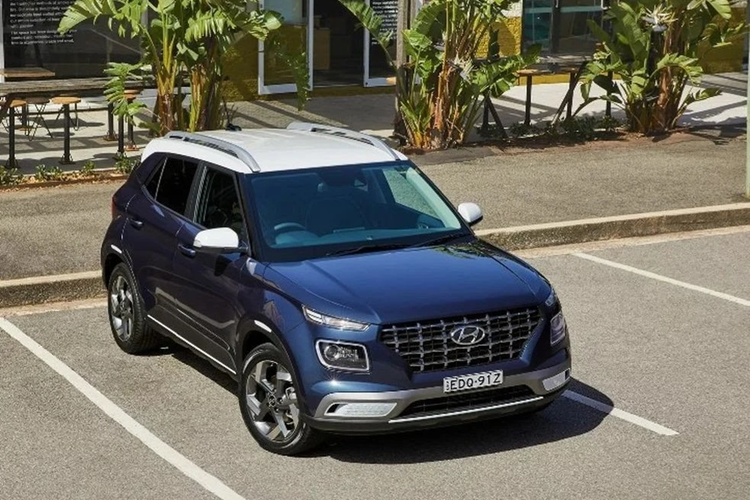 Thứ hai là động cơ xăng Kappa hút khí tự nhiên, dung tích 1.2L với công suất tối đa 82 mã lực và mô-men xoắn cực đại 115 Nm. Hai con số tương ứng của động cơ diesel CRDI 1.5L còn lại là 99 mã lực và 240 Nm.