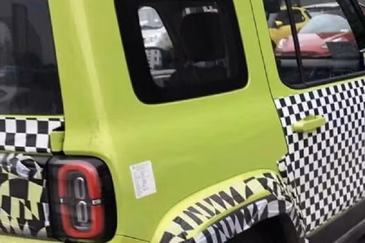 Baojun Yep là một chiếc ô tô 3 cửa với 4 chỗ ngồi, xe có kích thước dài x rộng x cao lần lượt là 3.381/1.685/1.721 mm, chiều dài cơ sở 2.110 mm và trọng lượng 1 tấn. Xe được trang bị một mô-tơ điện duy nhất ở phía sau do Tập đoàn Shuanglin sản xuất, giúp xe có công suất tối đa 68 mã lực và mô-men xoắn cực đại 140 Nm.