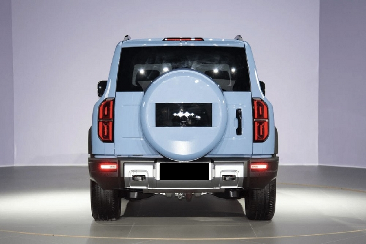 Đầu tiên, phiên bản plug-in hybrid (PHEV) của Fang Cheng Bao Leopard 5 dựa trên nền tảng của công ty có tên là nền tảng siêu lai địa hình kép (DMO), sẽ có phạm vi hoạt động 1.200 km và có thể tăng tốc từ vị trí xuất phát lên 100 km/h chỉ trong thời gian 4,8 giây.