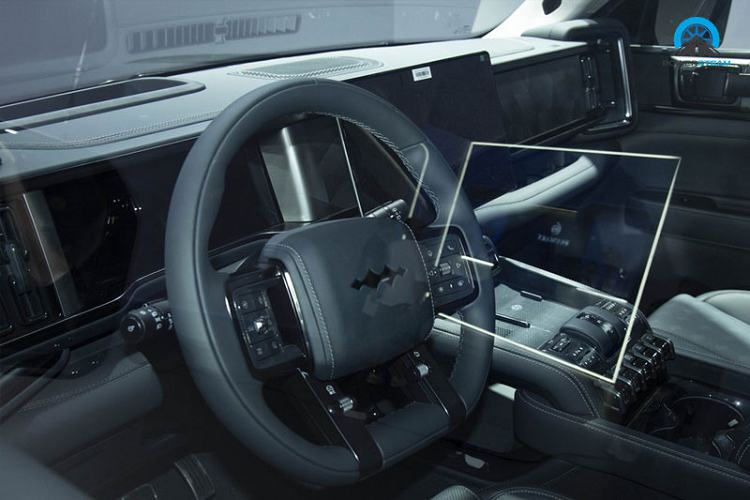 Trước đây, công ty cho biết mẫu xe đầu tiên sẽ có kích thước 4890/1970/1920 mm và chiều dài cơ sở 2.800 mm. Nó có góc tiếp cận và góc thoát lần lượt là 35 và 32 độ. Ngoài động cơ ICE chạy bằng xăng (1,5 lít), nó còn có hai động cơ điện (200 kW+250 kW). Pin của nó sẽ sạc 125 km (CLTC) trong 16 phút với công nghệ CTC. Các tính năng khác của xe bao gồm hệ thống âm thanh Devialet, HUD 50 inch.