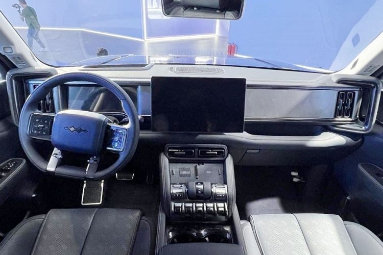 Pin 31,4 kWh của chiếc SUV việt dã này hỗ trợ sạc chậm ở mức 6 kW và sạc nhanh ở mức 100 kW. Fang Cheng Bao Leopard 5 tại Trung Quốc được trang bị động cơ máy xăng 4 xi-lanh, dung tích 1.5L và 2 mô-tơ điện hỗ trợ dẫn động 4 bánh điện tốc độ thấp.