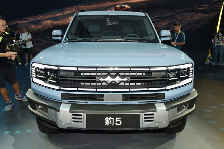 Vào giữa tháng 8/2023, Fang Cheng Bao, thương hiệu con mới của hãng BYD đã chính thức ra mắt mẫu xe đầu tiên của họ, chiếc xe Fang Cheng Bao Leopard 5 2023 mới. Xe được định vị ở phân khúc SUV việt dã, rất đẹp mắt, lôi cuốn, và đang là thiết kế rất thời thượng ngày nay.