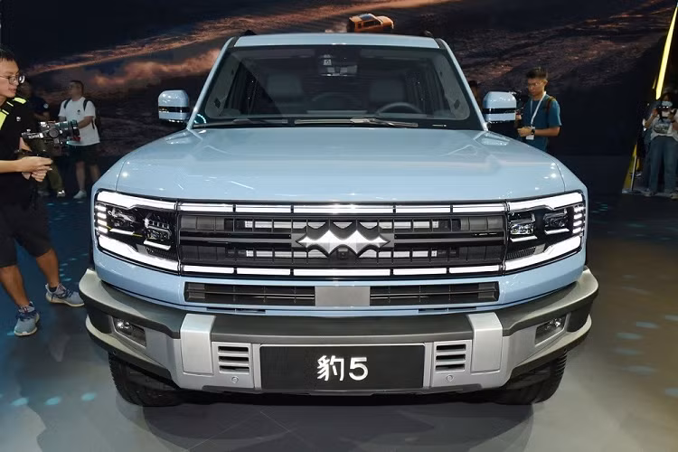 Vào giữa tháng 8/2023, Fang Cheng Bao, thương hiệu con mới của hãng BYD đã chính thức ra mắt mẫu xe đầu tiên của họ, chiếc xe Fang Cheng Bao Leopard 5 2023 mới. Xe được định vị ở phân khúc SUV việt dã, rất đẹp mắt, lôi cuốn, và đang là thiết kế rất thời thượng ngày nay.