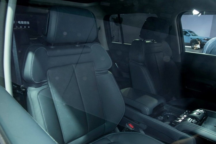 Hệ thống có công suất tối đa trên 680 mã lực và mô-men xoắn cực đại 760 Nm. Hệ dẫn động 4 bánh (4WD) trên xe mới sẽ được trang bị 3 khóa vi sai và chế độ quay vòng. Dự kiến nó sẽ được trang bị hệ thống điều khiển thân xe thủy lực DiSus-P.