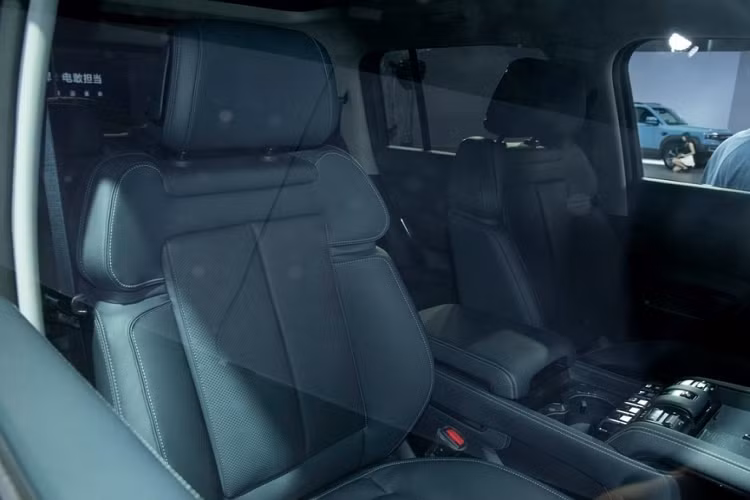 Hệ thống có công suất tối đa trên 680 mã lực và mô-men xoắn cực đại 760 Nm. Hệ dẫn động 4 bánh (4WD) trên xe mới sẽ được trang bị 3 khóa vi sai và chế độ quay vòng. Dự kiến nó sẽ được trang bị hệ thống điều khiển thân xe thủy lực DiSus-P.