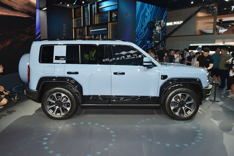 Đến nay, mẫu xe SUV Fang Cheng Bao Leopard 5 đã tiết lộ thêm 1 số chi tiết thông số kỹ thuật, cũng như việc bán chính thức sẽ diễn ra vào cuối năm. Xe dự kiến có giá bán từ 300.000 dân tệ đến 400.000 nhân dân tệ, tương đương là 968 triệu đồng đến 1,29 tỷ đồng.