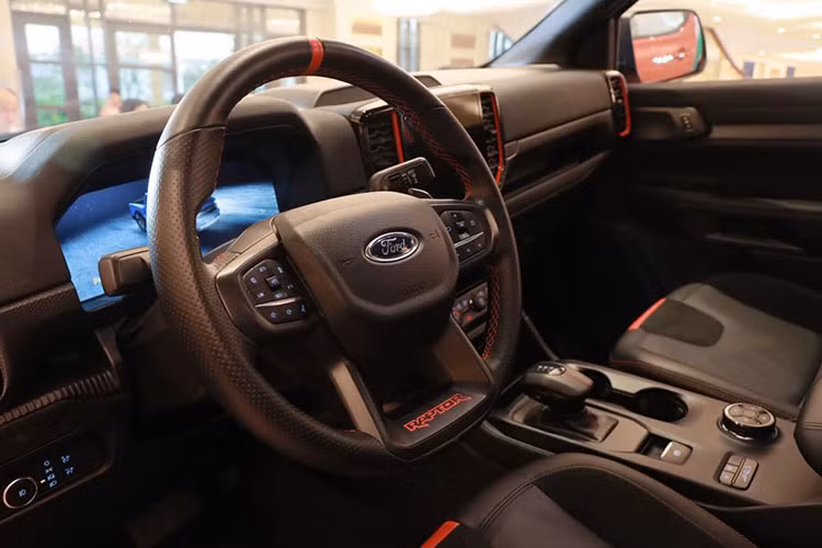 Các trang bị tiện nghi của Ford Everest Wildtrak 2023 tại Việt Nam gồm có ghế lái và ghế phụ lái chỉnh điện 8 hướng, bảng đồng hồ kỹ thuật số 12,4 inch, màn hình cảm ứng trung tâm 12 inch, tích hợp hệ thống thông tin giải trí SYNC 4A, hỗ trợ kết nối Apple CarPlay/Android Auto không dây, hệ thống âm thanh 8 loa cũng như sạc điện thoại không dây.