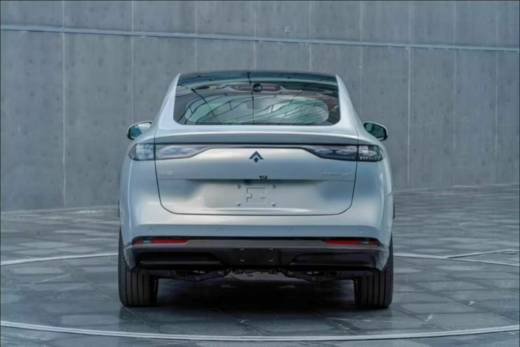 Tài liệu của MIIT tiết lộ rằng xe điện GAC Aion Hyper HT được trang bị động cơ điện có công suất 335 mã lực và mô-men xoắn cực đại 430 Nm. Với sức mạnh này, mẫu SUV có thể tăng tốc từ 0-100km/h chỉ trong vòng 5,8 giây.