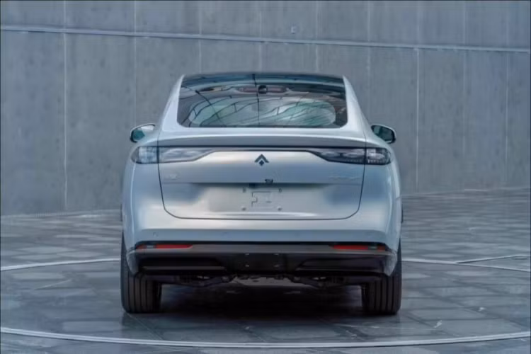 Tài liệu của MIIT tiết lộ rằng xe điện GAC Aion Hyper HT được trang bị động cơ điện có công suất 335 mã lực và mô-men xoắn cực đại 430 Nm. Với sức mạnh này, mẫu SUV có thể tăng tốc từ 0-100km/h chỉ trong vòng 5,8 giây.