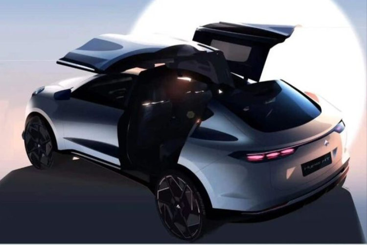 Theo công bố từ MIIT, Hyper HT có chiều dài 4.935 mm, chiều rộng 1.920 mm, chiều cao 1.700 mm và chiều dài cơ sở 2.935 mm. Về thiết kế, nếu so sánh hai “đàn anh” Hyper GT và Hyper SSR, ngoại hình của mẫu xe sắp ra mắt có phần kém ấn tượng hơn.