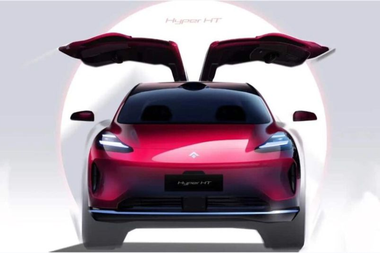 GAC cũng đã công bố các hình ảnh chính thức về thiết kế của Aion Hyper HT 2024 chạy điện mới, mặc dù trước đó khách hàng đã biết tới sự hiện diện của mẫu xe này thông qua những hình ảnh rò rỉ từ từ Bộ Công nghiệp và Công nghệ Thông tin Trung Quốc (MIIT) .