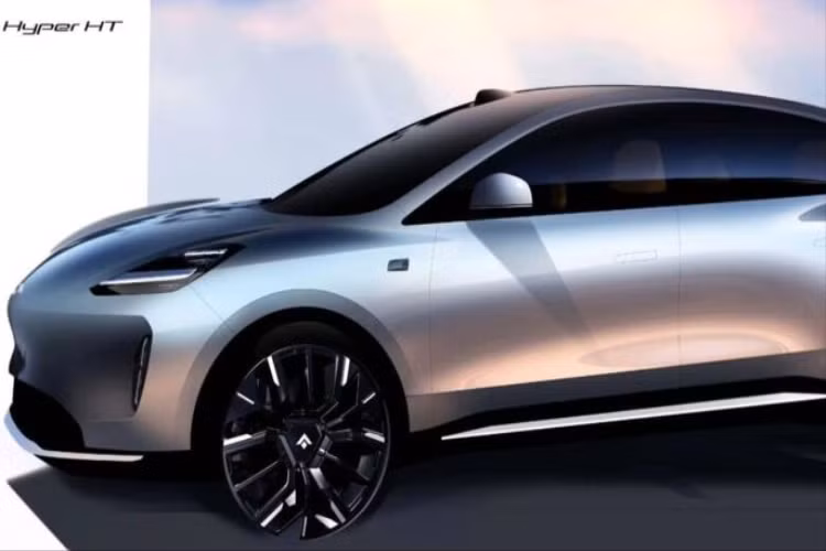 Mặt trước của Hyper HT có đèn pha với hình dáng tương tự Hyper GT sedan nhưng được bo cong hơn. Việc thiếu lưới tản nhiệt phía trước và các chi tiết quan trọng như hốc gió trung tâm hay khe gió hai bên có thiết kế quá "hiền" khiến cho mẫu SUV điện này thiếu đi điểm nhấn cần thiết để gây ấn tượng với khách hàng. Trong khi đó, đèn hậu cũng có thiết kế khá đơn giản và được kết nối với nhau bằng một thanh đèn LED.